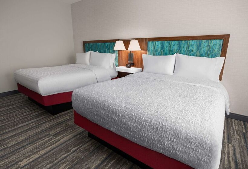 هتل Hampton Inn Cleveland Airport Tiedeman Road