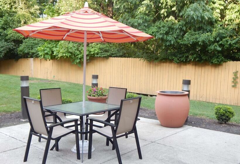 Отель Hampton Inn Heath Newark