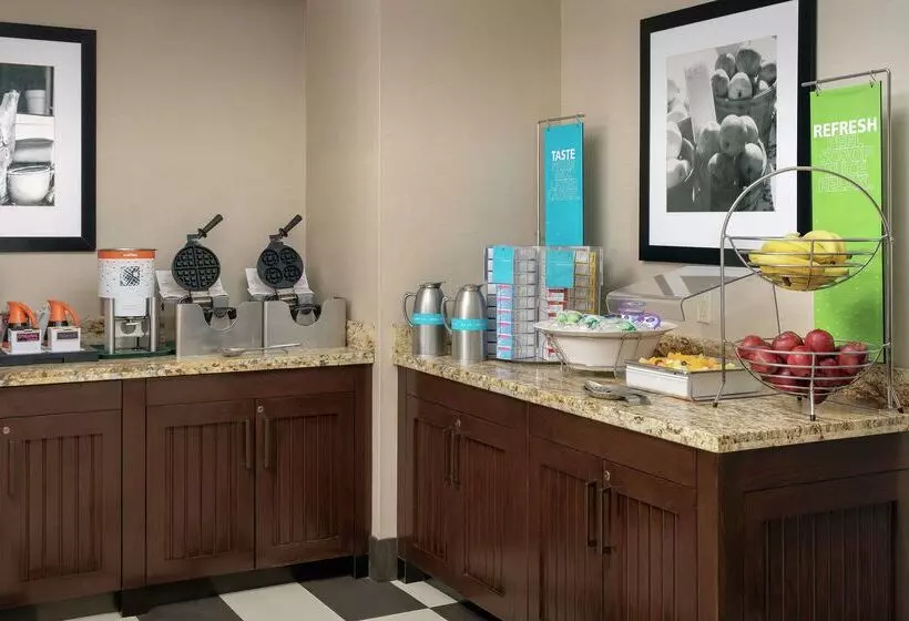 هتل Hampton Inn Kansas City The Legends