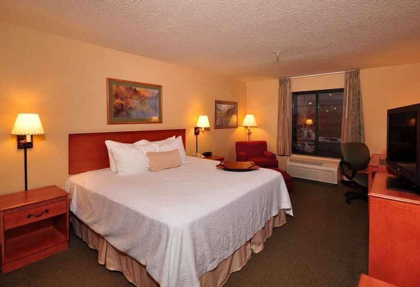 בית מלון כפרי Hampton Inn Kansas City The Legends