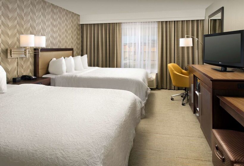 בית מלון כפרי Hampton Inn Kansas City The Legends