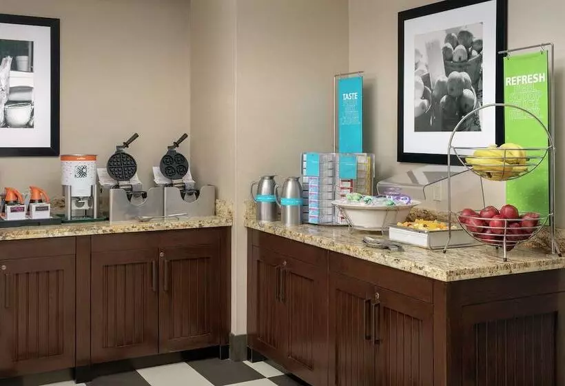 هتل Hampton Inn Kansas City The Legends