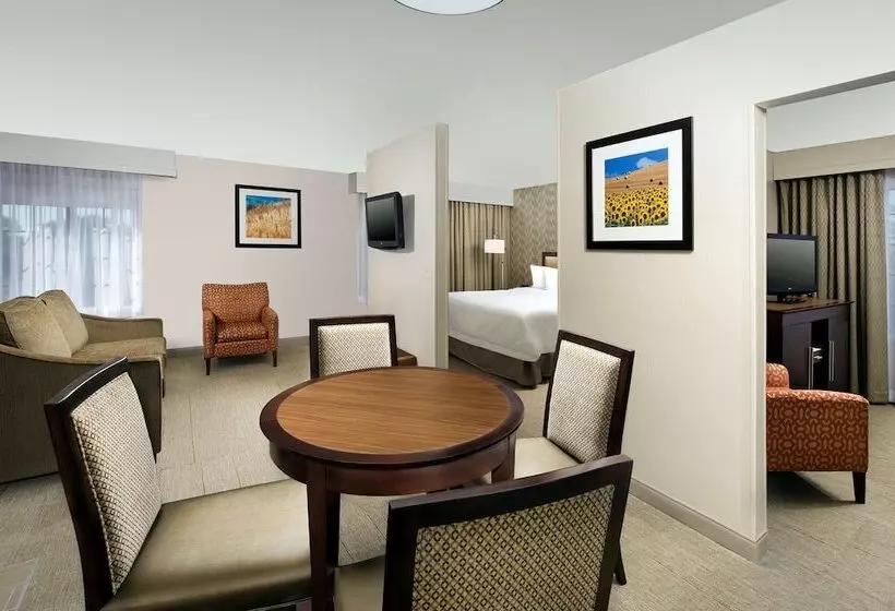 هتل Hampton Inn Kansas City The Legends