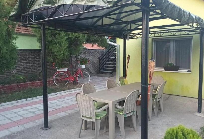 هاستل Apartmani Maja 2