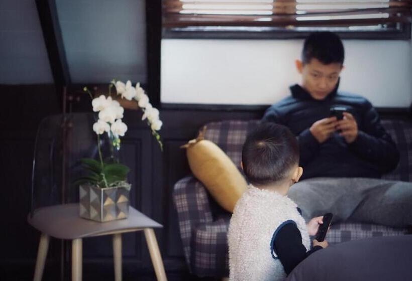 Pansiyon Shanghai Downtown Hills Boutique Guesthouse Near Metro Line 7, Exit 3, Changping Road