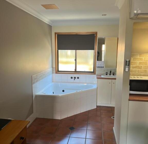 모텔 Asters On James Motor Inn