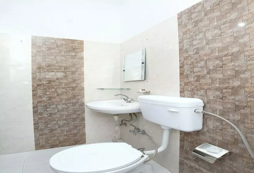 ペンション Satyam Home Stay By Oyo Rooms