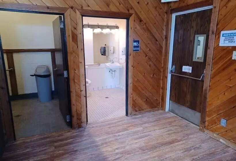 Boarders Inn & Suites By Cobblestone Hotels   Brush