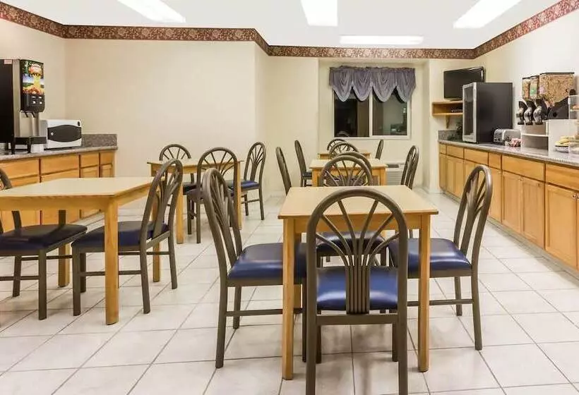 Boarders Inn & Suites By Cobblestone Hotels   Brush