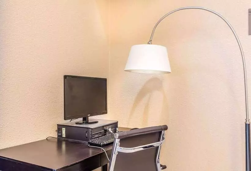 هتل Comfort Inn & Suites Crystal Inn Sportsplex