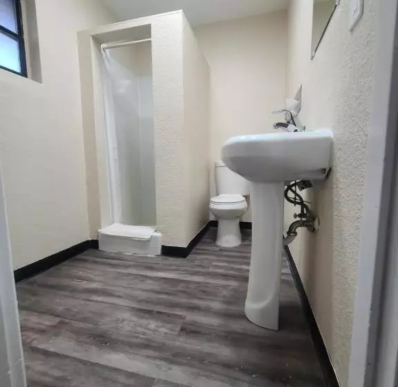 هتل Majestic Inn & Suites