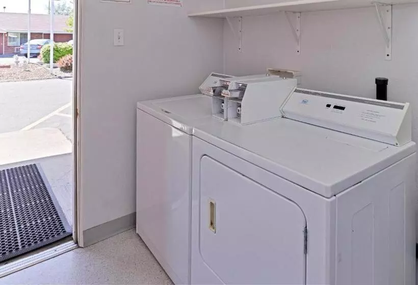 هتل Majestic Inn & Suites