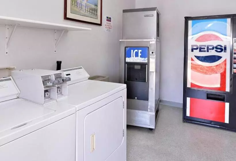 هتل Majestic Inn & Suites