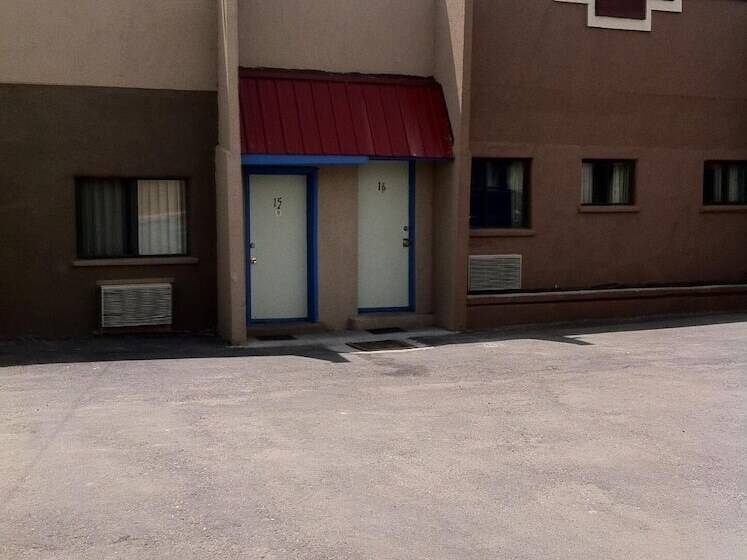 هتل National 9 Inn Sand Canyon