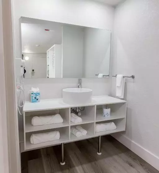 Hotel Oneway Brunswick