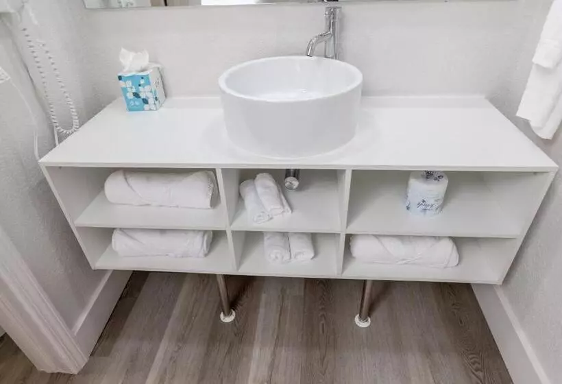 Hotel Oneway Brunswick