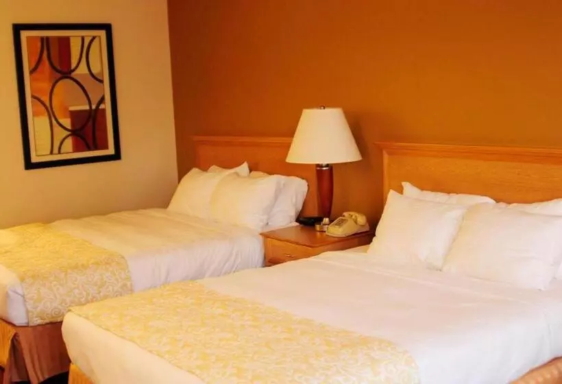 هتل Whispering Hills Inn