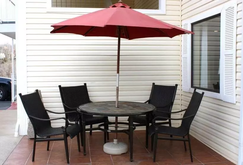 هتل Whispering Hills Inn