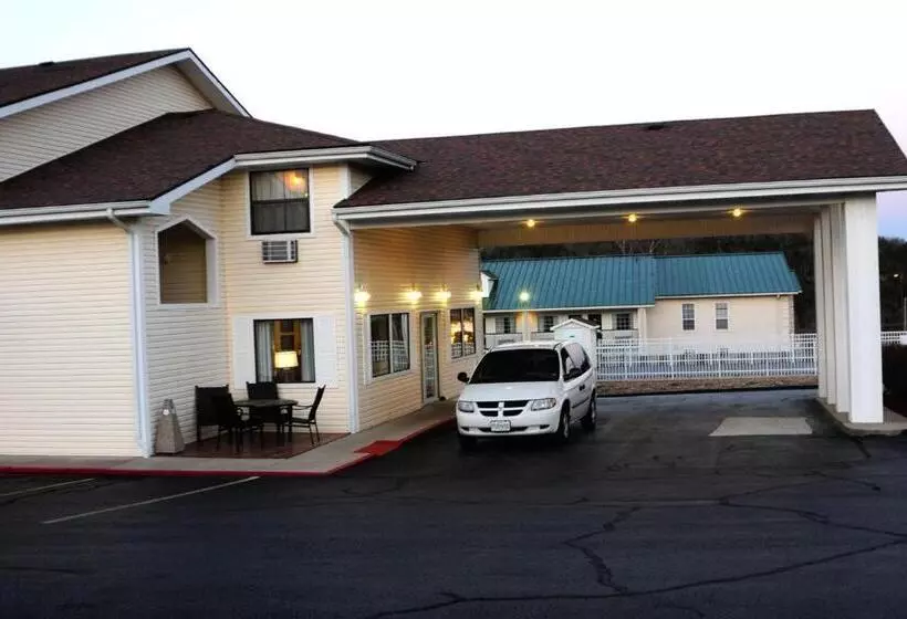 هتل Whispering Hills Inn