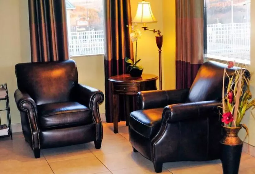 هتل Whispering Hills Inn