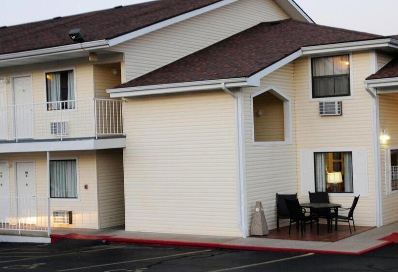 فندق Whispering Hills Inn