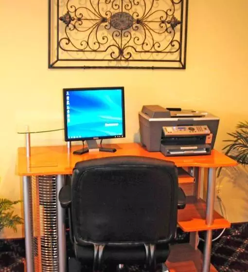 هتل Whispering Hills Inn