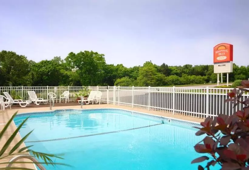 هتل Whispering Hills Inn