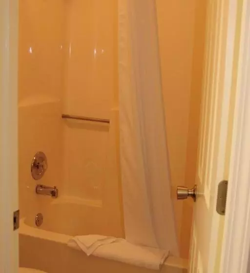 هتل Whispering Hills Inn