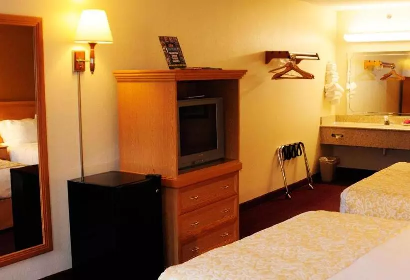 هتل Whispering Hills Inn