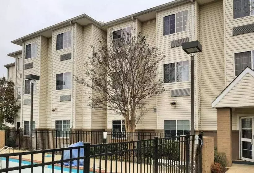 Отель Starkville Inn & Suites