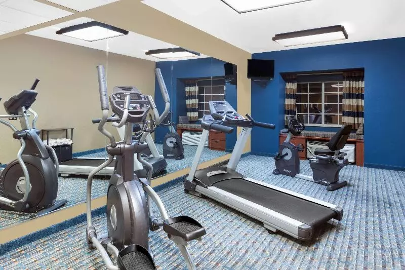 Отель Starkville Inn & Suites