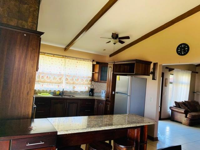 بنسيون Around Juan Santa María