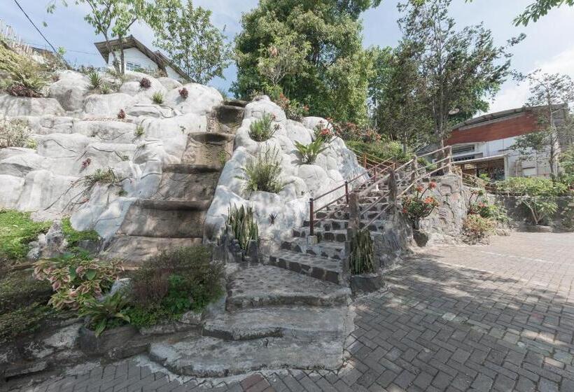 Urbanview Hotel D Pineapple Villa Ciater By Reddoorz