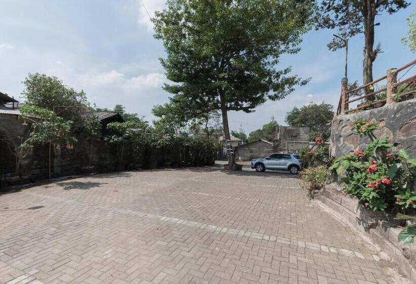 Urbanview Hotel D Pineapple Villa Ciater By Reddoorz