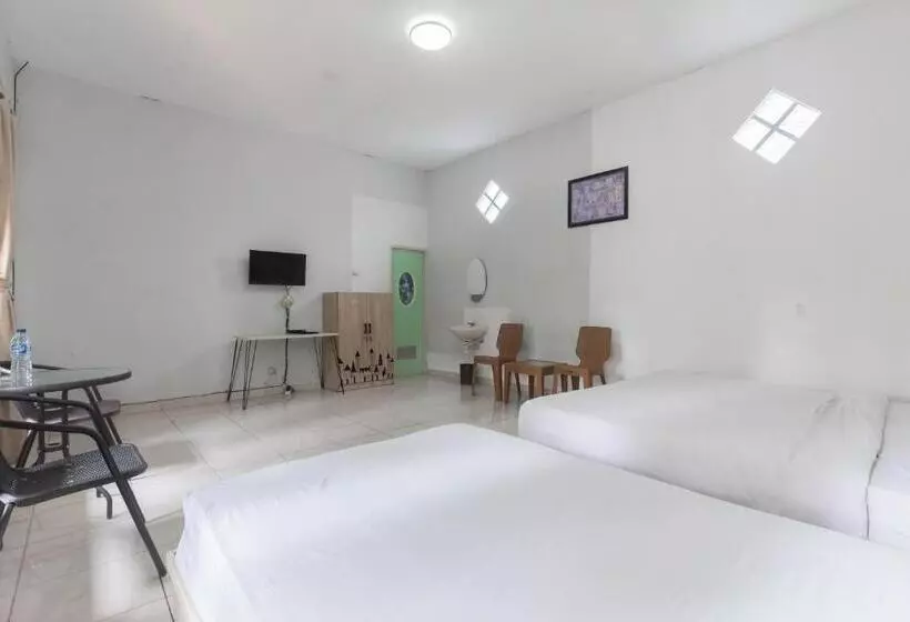 Urbanview Hotel D Pineapple Villa Ciater By Reddoorz