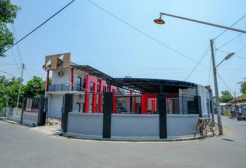 بنسيون Reddoorz Syariah Near Alun Alun Tegal