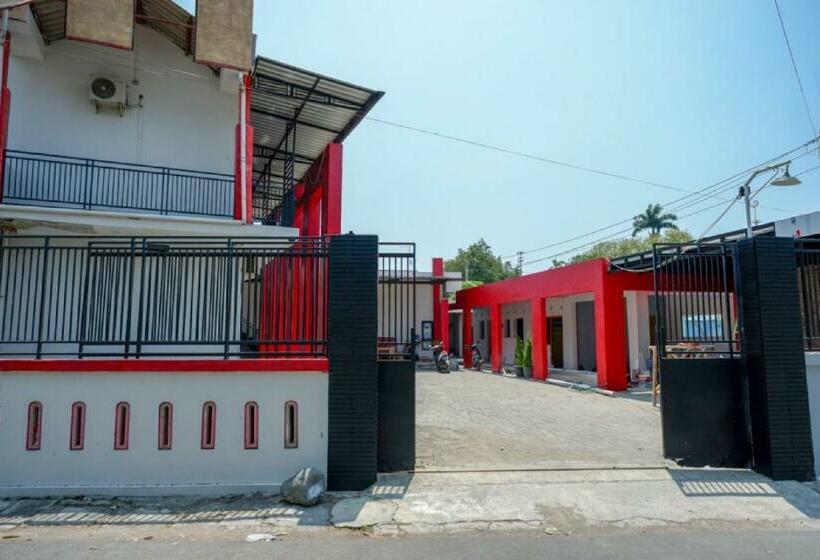 بنسيون Reddoorz Syariah Near Alun Alun Tegal