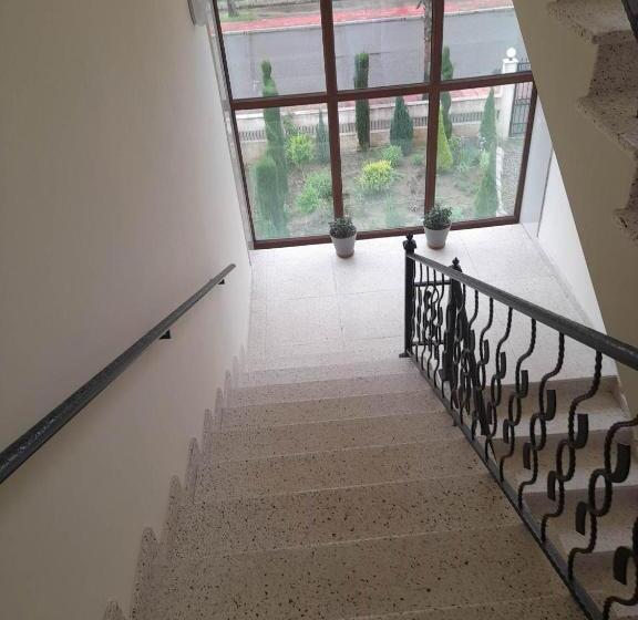 پانسیون Golden House