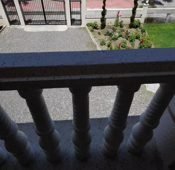 پانسیون Golden House