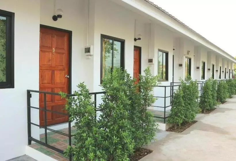 モーテル Narisara Korat Resort