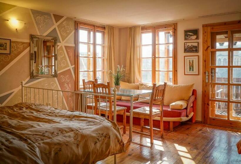 膳宿费 Rooster House