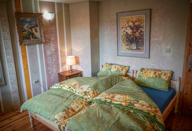 膳宿费 Rooster House