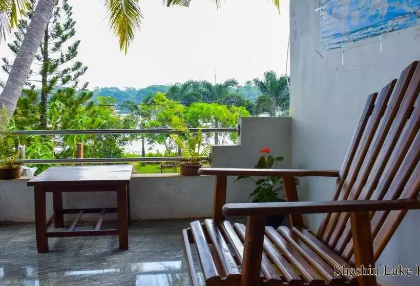 پانسیون Shashin Lake Resort