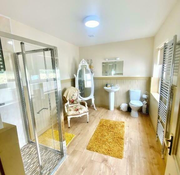 مبيت وإفطار Dulrush Lodge Guest House, Restaurant And Self Catering