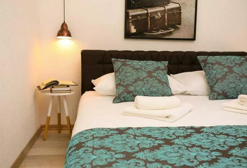 پانسیون Central Located Guest House