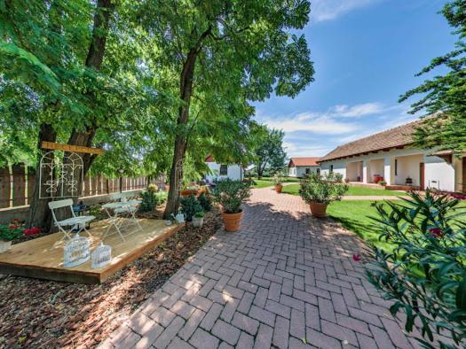 ペンション Tóth Vendégház és Apartmanház újfehértó