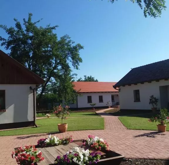 Majatalo Tóth Vendégház és Apartmanház újfehértó