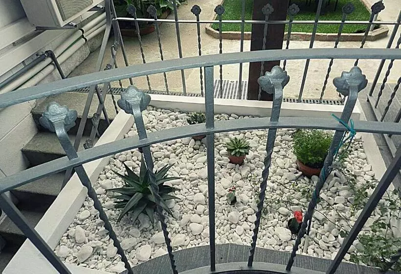 پانسیون Jualis Guest House