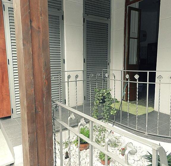 پانسیون Jualis Guest House