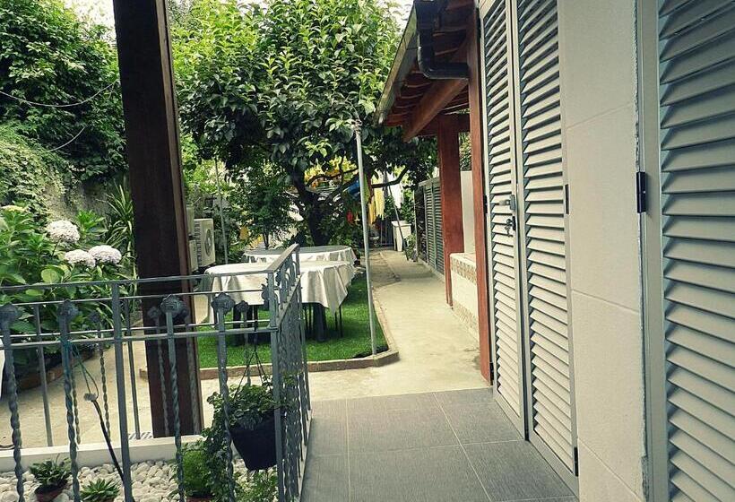 پانسیون Jualis Guest House